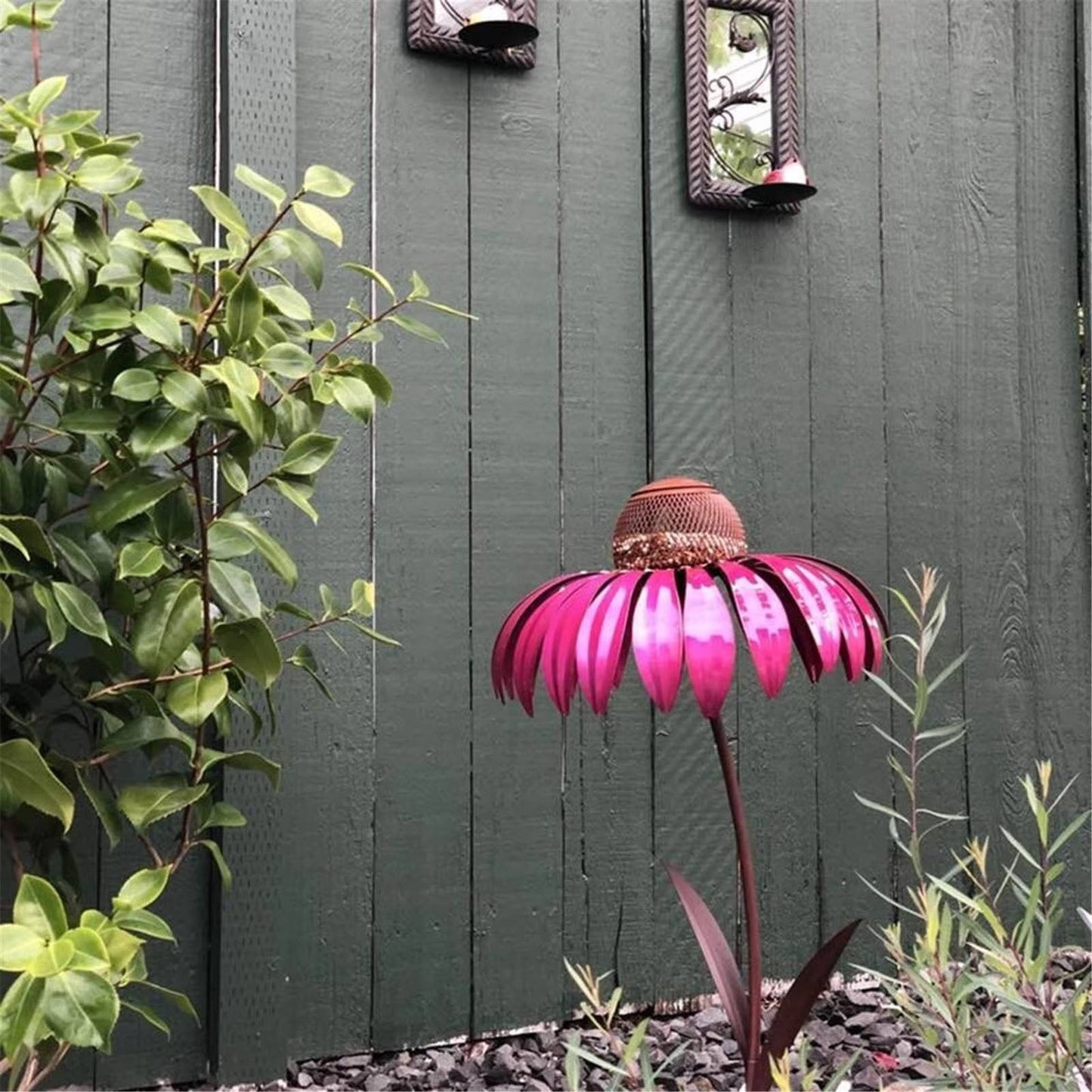 Flower-Shaped Bird Feeder with Ground Stake and Squirrel-Resistant Mesh