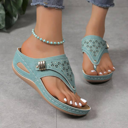 Women’s Walking Sandals with Arch Support Mesh Upper and Grooved Rubber Sole